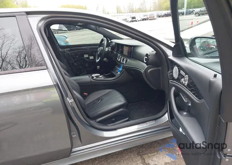 2018 Mercedes-Benz E 300 4Matic z USA, uszkodzony, nr VIN WDDZF4KB6JA376134